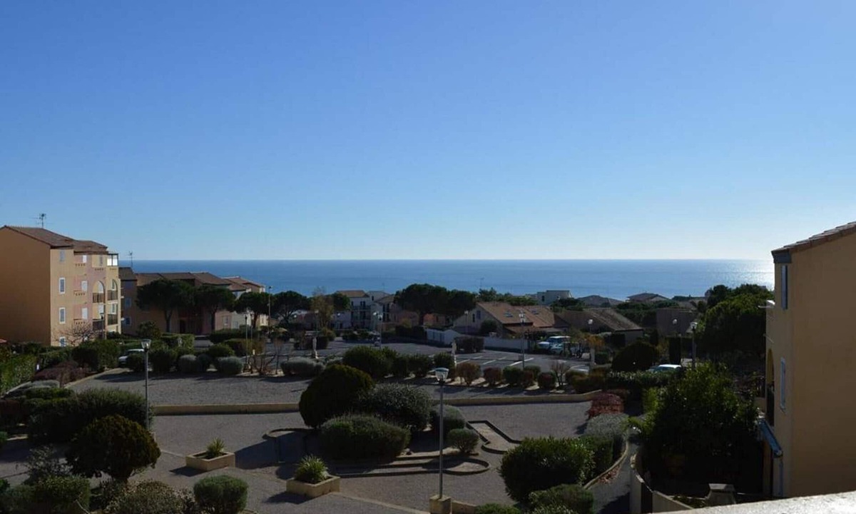 Saint-Pierre-la-Mer Apartment | 2-room apartment with pool, tennis, and parking in Saint Pierre la Mer