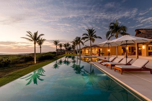 Lazaro Cardenas Villa | Casa Constantia Beach Front Villa