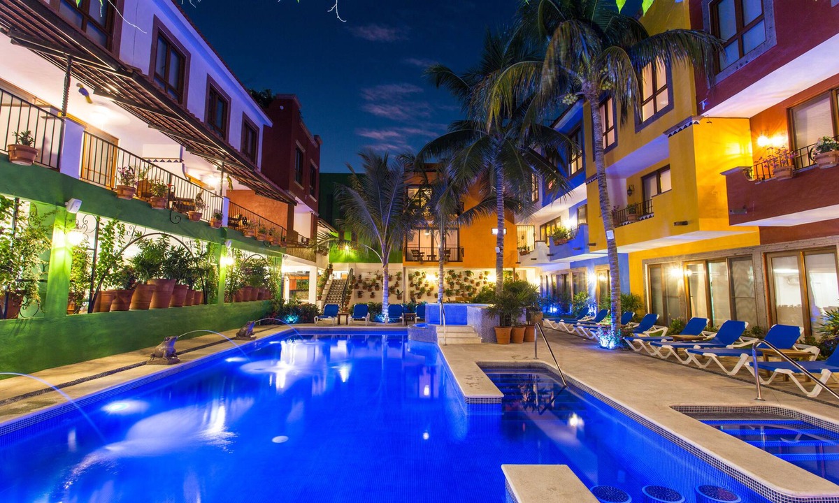 North End Hotel | Casa Lotería Sayulita - Family Boutique Hotel with Restaurant, Rooftop Yoga, Pool & Free Parking - 3 min to Beach