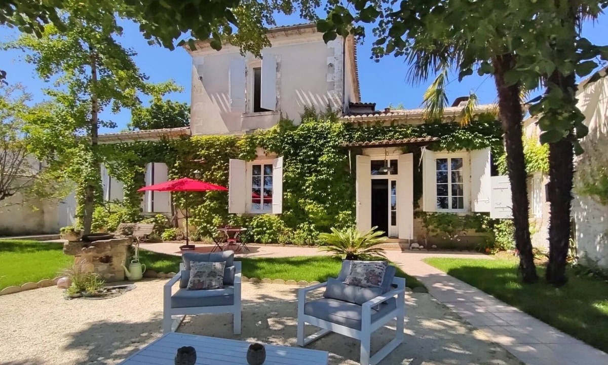 Salleboeuf Villa | Charming residence with pool and air conditioning near Bordeaux