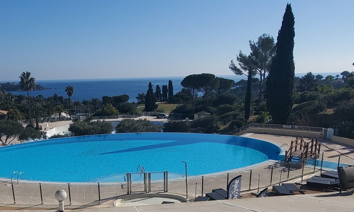 Agay Apartment | Comfortable nest with pool and sea view