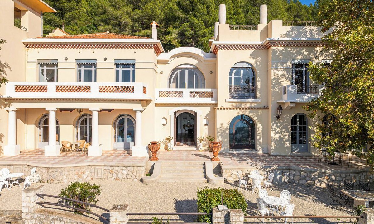 Cassis Other | Dominant la Méditerranée avec une vue panoramique spectaculaire, Les Hauts de Cassis est une demeure privée d’exception offrant une expérience unique sur la Côte Méditerranéenne.