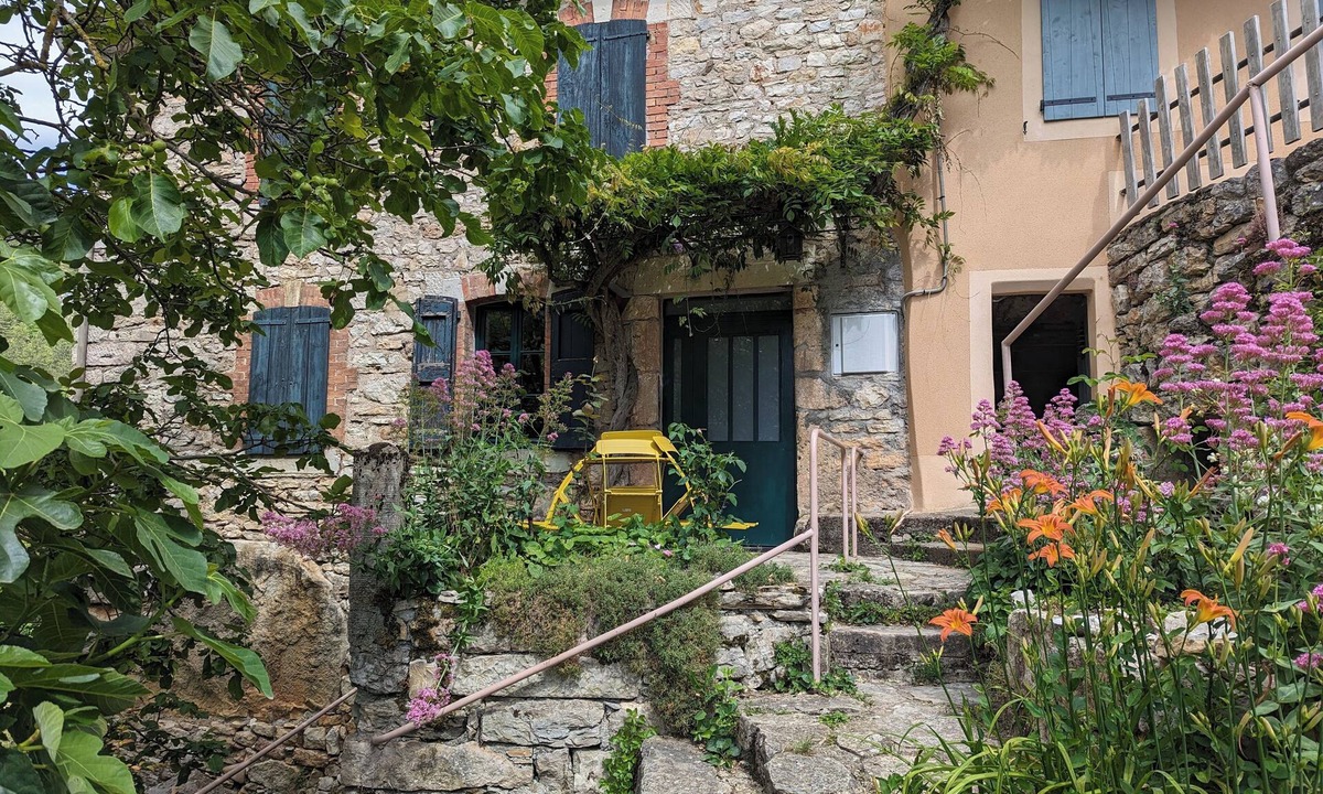 Sainte-Enimie House | Gîte La Glycine: calm and greenery for families and pet owners.