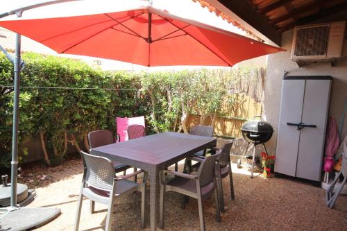 Portiragnes-Plage Villa | Jolie villa d'angle, séjour climatisé, 4 couchages, terrasse parking dans résidence sécurisée avec piscine commune 400m de la mer LRJP11