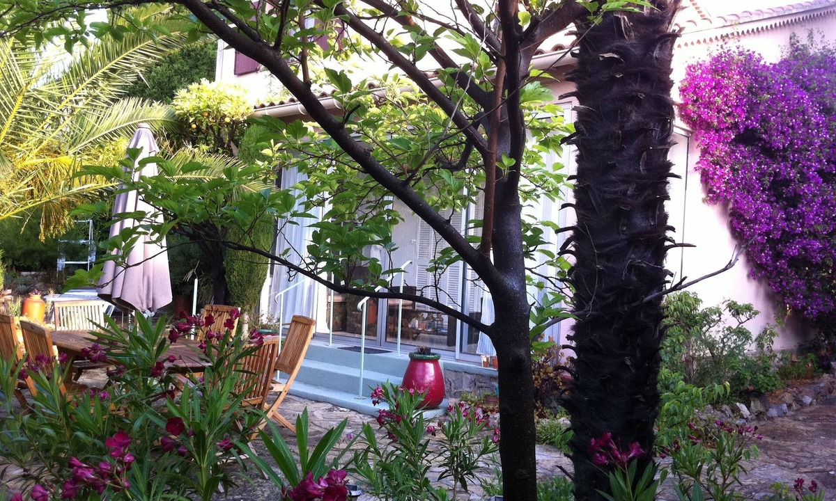 Sanary-sur-Mer Villa | Large garden, 3 minutes from the beach, residential area of ​Sanary