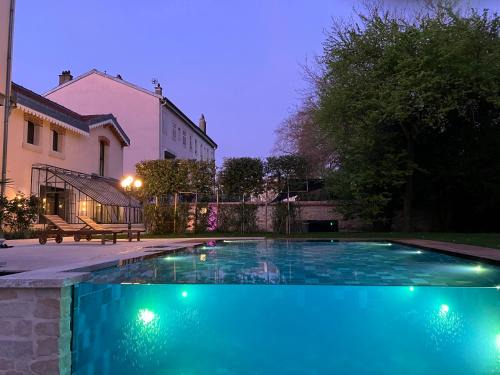 Poincare - Foch - Anatole France - Croix de Bourgogne Bed & Breakfast | Les Ecuries de Rigny, Suite haut de gamme avec spa privatif et piscine au coeur d'un jardin arboré