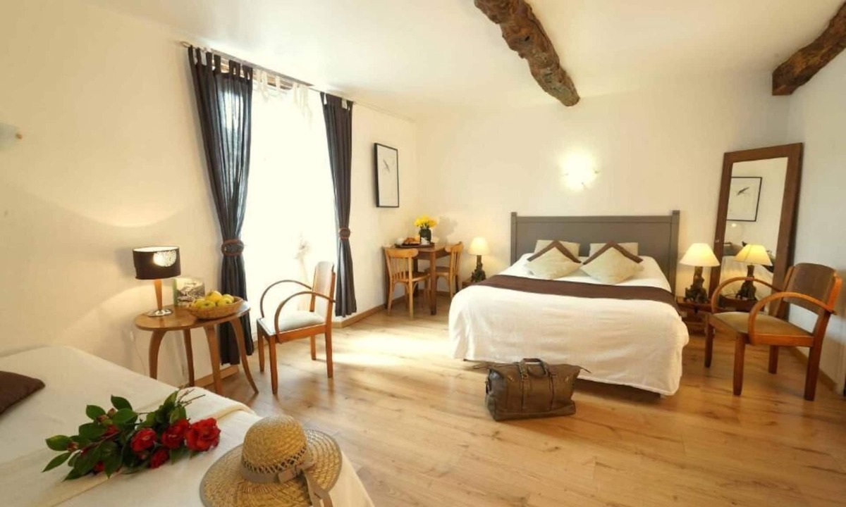 Saint-Pierre-de-Riviere Hotel | Logis Auberge La Barguillère