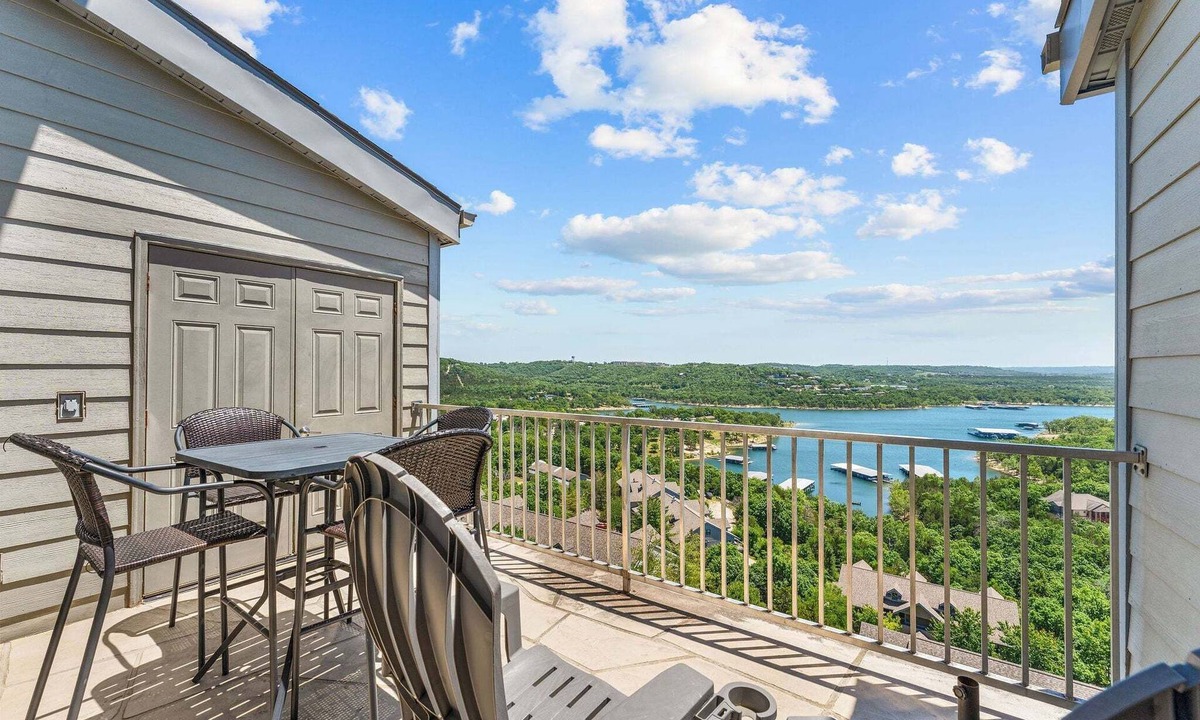 Indian Point Condo | Private Deck, Bunk Bed, Games & Stunning Lake Views, Near Silver Dollar City with Free Daily Fun
