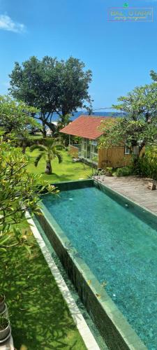 Kalisada House | Rumah Putih Beachfront Bungalow
