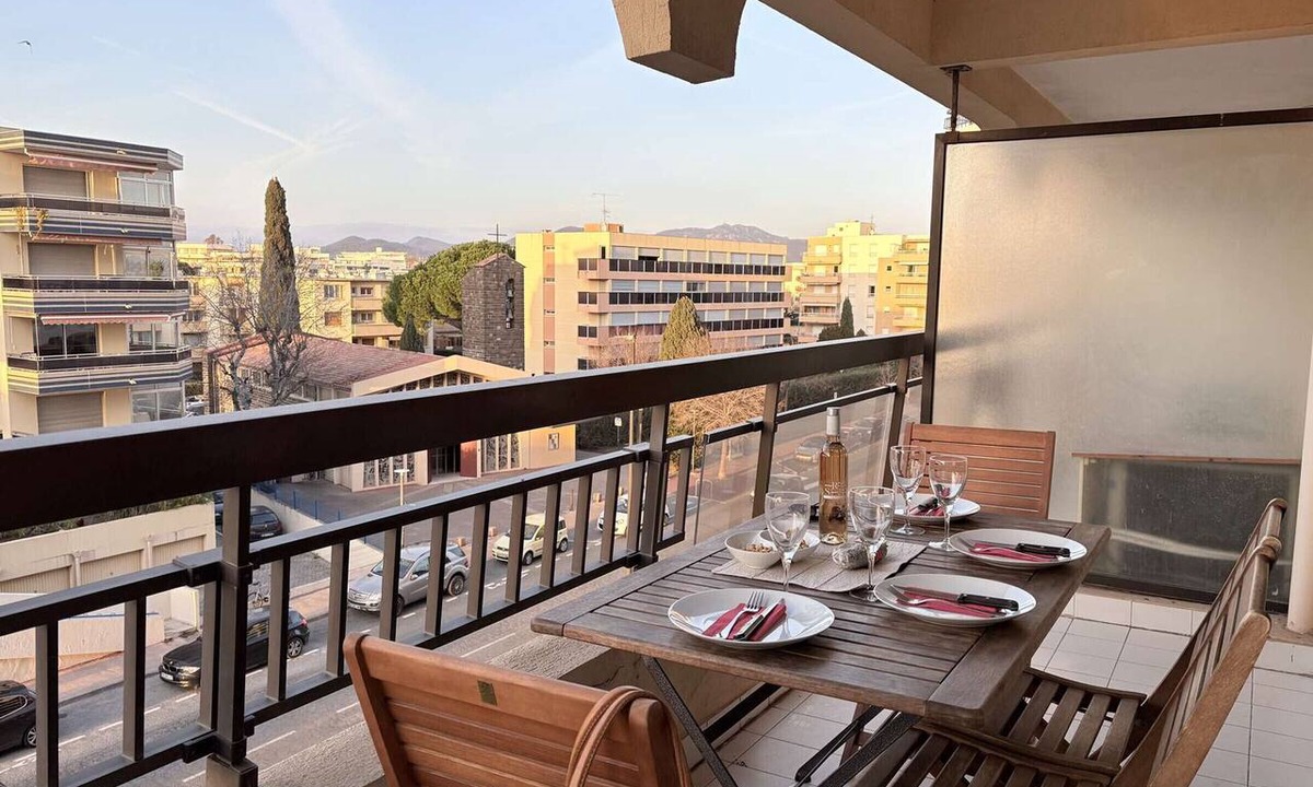 Frejus Plage Apartment | Seafront Studio Cabin, Sleeps 4, Terrace, 3rd Flr, 200m to Port Fréjus, Cleaning Included