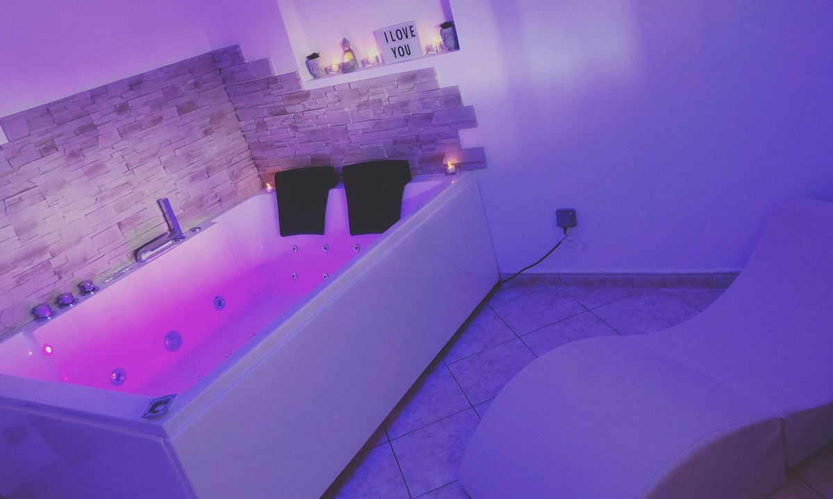 Saint-Genest-Lerpt House | Spa house with private Jacuzzi and whirlpool bath overlooking the countryside