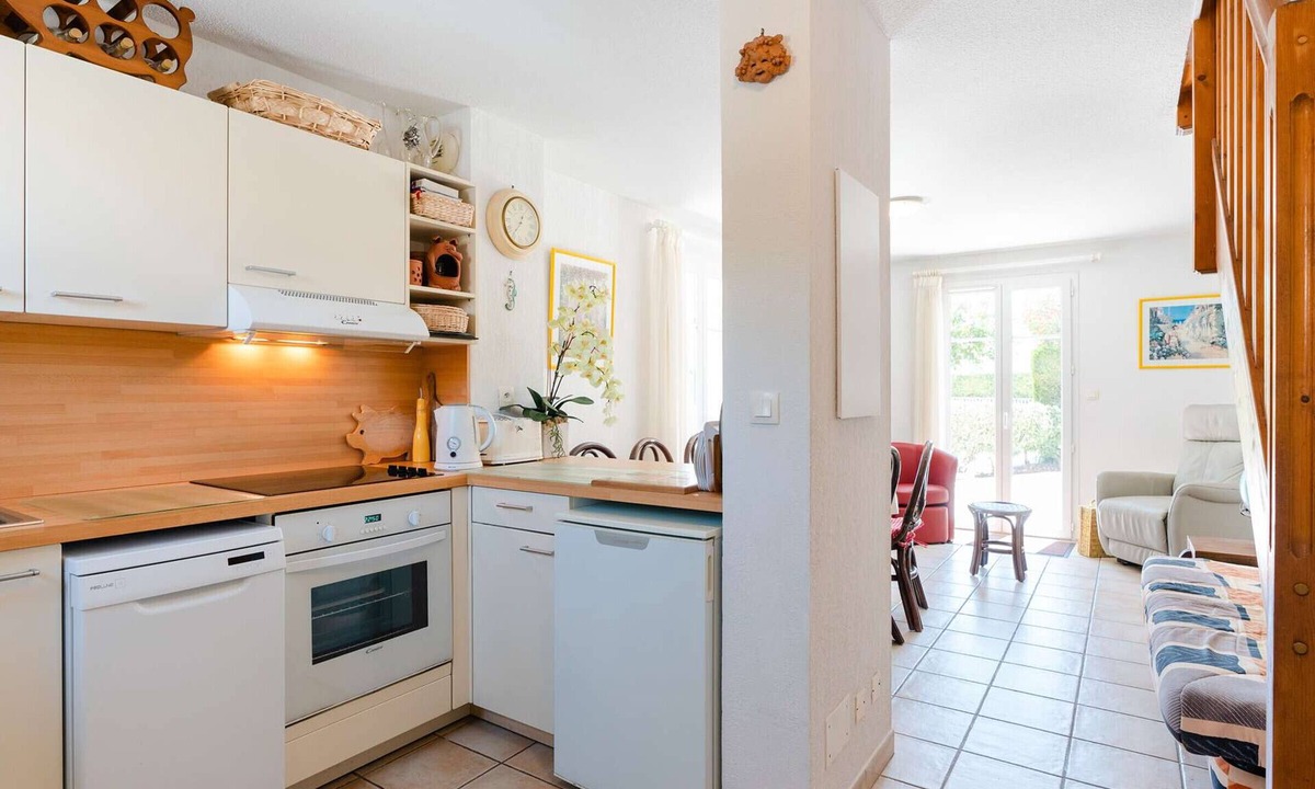 Narbonne-Plage Villa | Spacious 5-Room House with Pool, Terrace, WiFi, and Parking - Sleeps 8