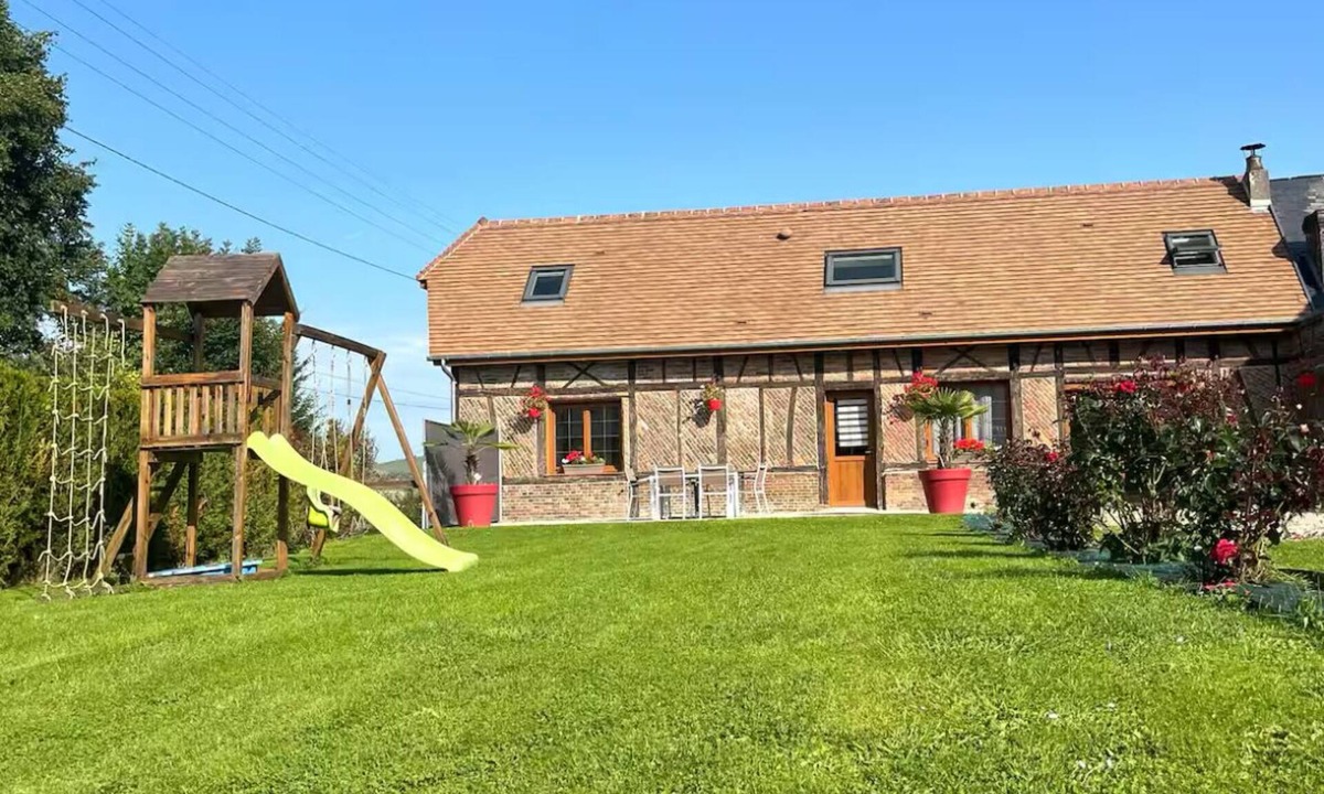 Neufchatel-en-Bray House | Spacious gîte with private garden and play area, ideal for families