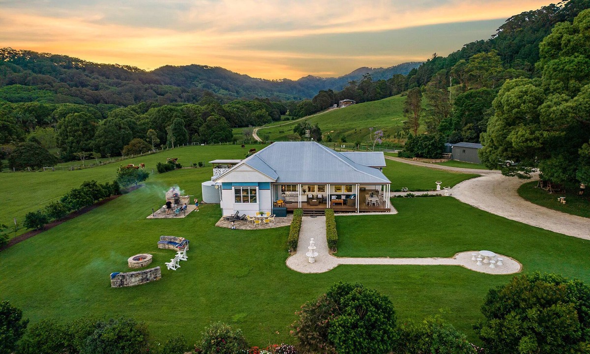 Middle Pocket House | THE VALE, Luxury Farm Homestead, Spa/Hot Tub, Fire Pit, Wood Fired Pizza Oven