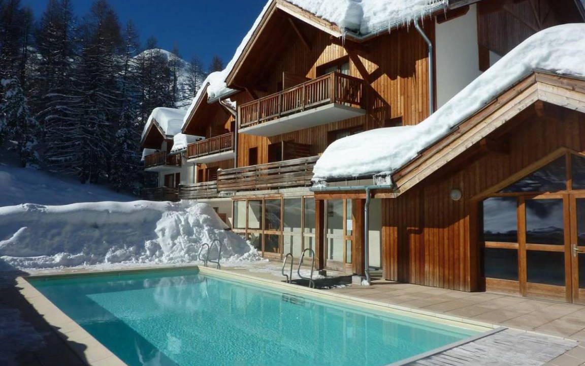 Les Orres Apartment | Wifi, ski-in/ski-out & foot of the slopes, fitness, swimming pool, terrace, balcony, parking, tv