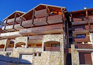 200m from resort center, 3rd floor, balcony, fireplace or stove, tv, ski locker, 54m²