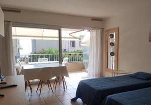 A/C Studio near beach, shops & station with WiFi, optional parking