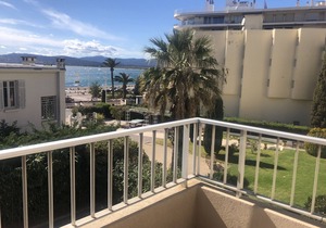 Air-conditioned studio for 2, near beach and shops, pets allowed, WiFi, parking
