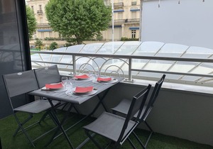 Charming 2BR in Central Arcachon with Parking, WiFi & Balcony