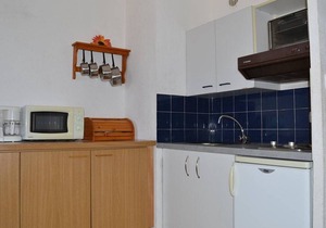 Studio Cabin with Pool, 4 Sleeps, Near Beach and Shops