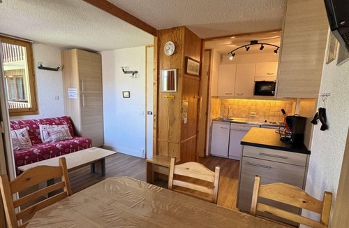 Belle Plagne Apartment | 100m from resort center, 1st floor, view ski slopes, balcony, tv, 25m², La Plagne