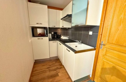Les Bruyeres Apartment | 100m from shops, 1st floor, view mountain, balcony, tv, ski locker, 40m², Les Menuires