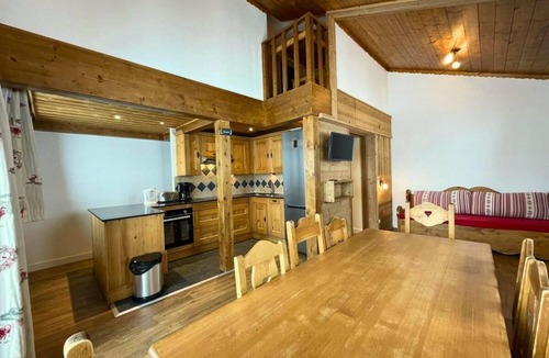 Les Menuires Apartment | 150m from shops, 1st floor, balcony, tv, ski locker, 66m², Les Menuires