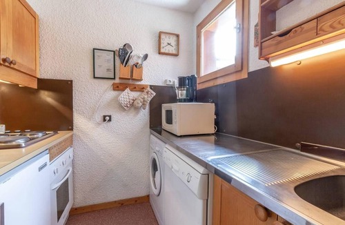 Meribel-Mottaret Apartment | 270m from shops, 1st floor, view ski slopes, balcony, tv, ski locker, 42m², Méribel-Mottaret