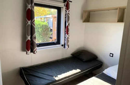Sadirac House | Acacia 3-Bedroom Mobile Home for 4 People, Air-Conditioned + TV, 2 Bathrooms
