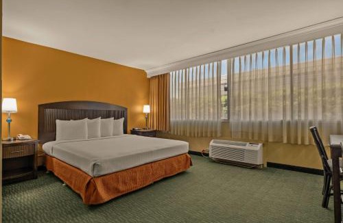 Western Honolulu Hotel | Airport Honolulu Hotel, Trademark Collection by Wyndham