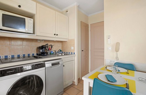 Les Restanques Apartment | Apartment 'Grimaud 4 Personnes Clim Vue Mer' with Sea View, Private Terrace and Air Conditioning