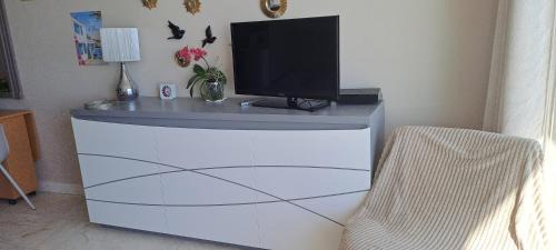 Les Sables d'Olonne Apartment | Appartement 35m2 vue de 3,50m sur mer avec balcon ouvert comme à l'hotel vous arrivez avec valises Parking et fibre gratuits draps et serviettes sur place