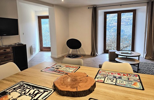 Aime Apartment | Appartement de 80m² / Plein sud / Vue Panoramique / Entièrement Rénové