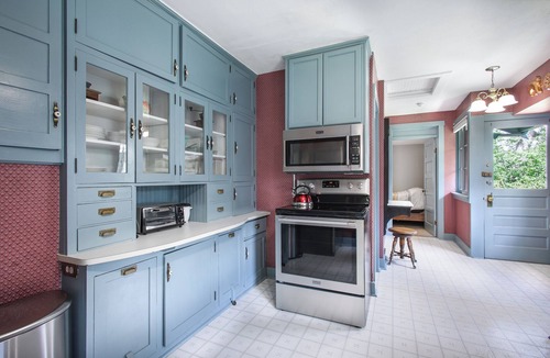 Broadmoor House | Beautiful Cheyenne Cañon Retreat with Hot Tub, Walk To Broadmoor Hotel & Trails.