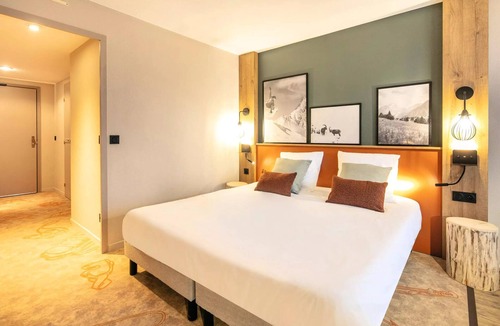 Mont-de-Lans Hotel | Belambra Clubs Les 2 Alpes Les Crestes - All inclusive - Premium Room 2 Adults and 2 Children Room Night View Impregnable