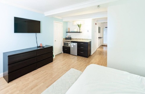 Rehoboth Beach Hotel | Best of Delaware King Bed Plus Day Bed Pool - Hot Tub - Pet Friendly - Beach