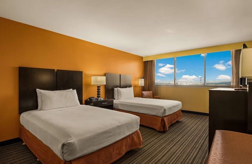 Western Honolulu Hotel | Best Western The Plaza | Standard Room 2 Double Beds | Free Breakfast & Shuttle