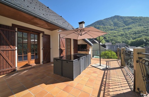 Boutx House | Chalet 'Gite 12 Personnes Boutx' with Mountain View, Private Terrace and Wi-Fi