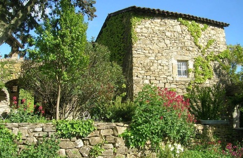 Vesseaux Apartment | Charming accommodation in a large 16th century building with swimming pool and garden