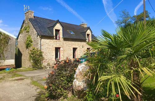 Leuhan House | cottage in the countryside with its view of the black mountains