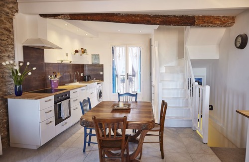Collioure Apartment | Elegant & rustic Collioure stay. With ensuite & sea view