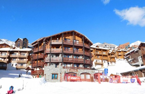 Val-Thorens Apartment | Wifi, ski-in/ski-out & foot of the slopes, fitness, balcony, fireplace or stove, tv, ski locker