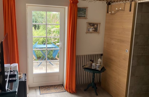 Jeufosse Bed & Breakfast | Guest Room Near Giverny – Private Entrance, Garden View