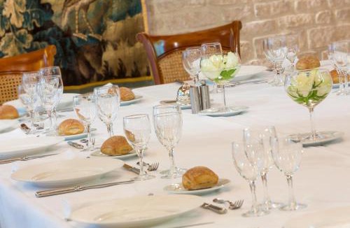Quartier du chateau Hotel | Logis Hôtel Restaurant Le Dauphin et Le Spa du Prieuré