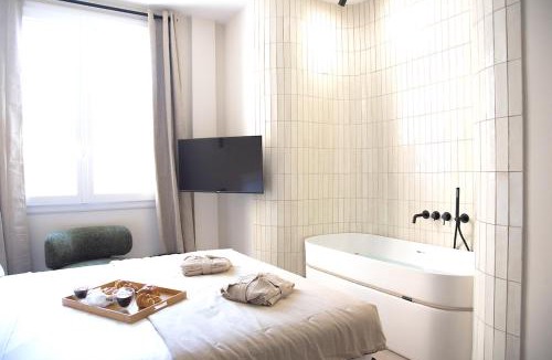 1st Arrondissement Hotel | Mouchki