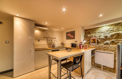 Boucle - Gros Caillou Apartment | Movie Room – Immersion unique et atmosphère cosy assurée - wifi inclus