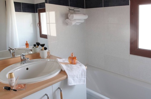 Carcassonne Hotel | Perfect for Families! 2 Units Close to Jardin des Plantes & Maison des Mémoires!