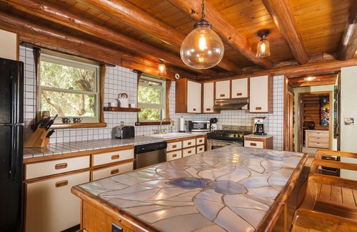 Makawao House | PERMITTED Charming LOG HOUSE Farm Stay! Upcountry Maui. Magical and Peaceful!