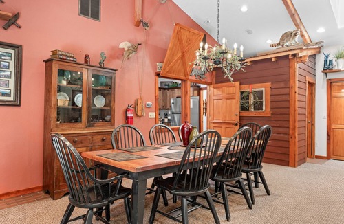 Blue Eye House | Private One-Level Carriage House, Hot Tub, Pool Table, Dog Friendly & Car Charger