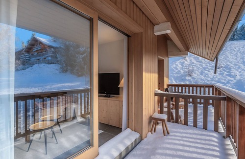 Meribel Village Apartment | Renovated 2-bedroom apartment near slopes with terrace, WiFi and parking